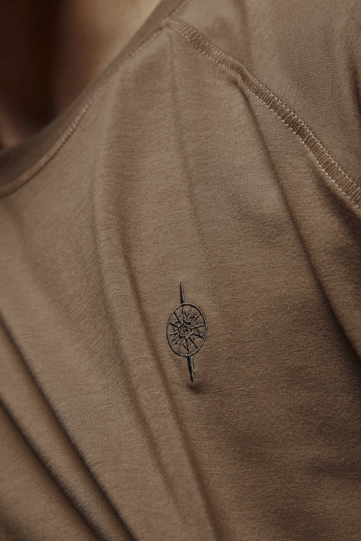 RUNWAY TEE - DARK SAND