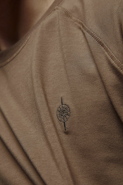 RUNWAY TEE - DARK SAND