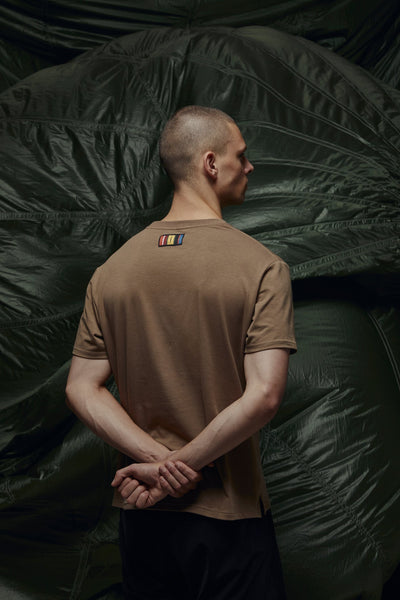RUNWAY TEE - DARK SAND