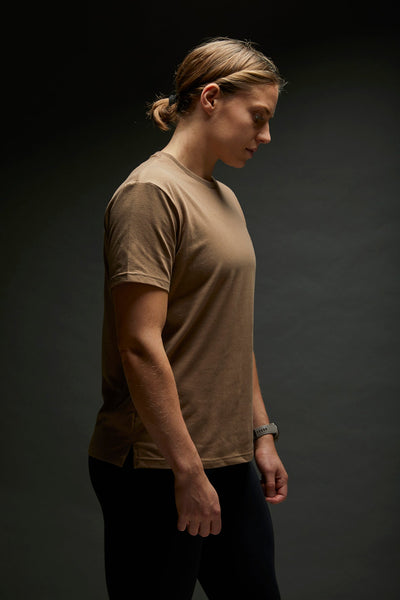 RUNWAY TEE - DARK SAND.