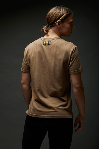 RUNWAY TEE - DARK SAND.